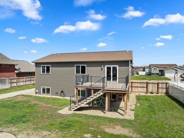322 6th Ave SW, Surrey, ND 58785