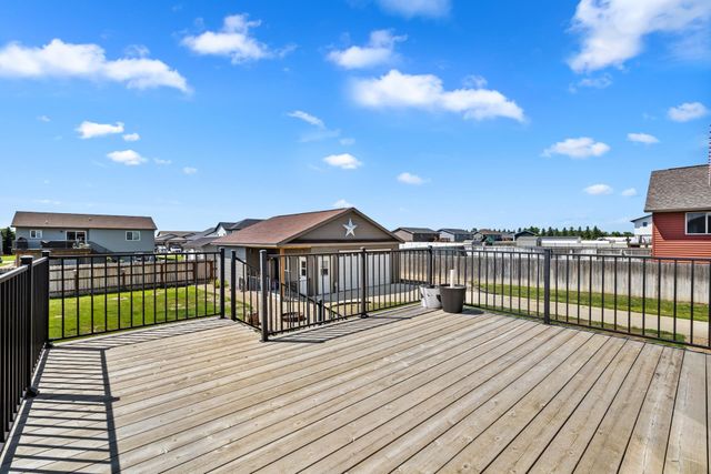 322 6th Ave SW, Surrey, ND 58785