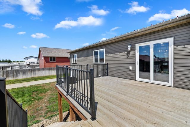 322 6th Ave SW, Surrey, ND 58785