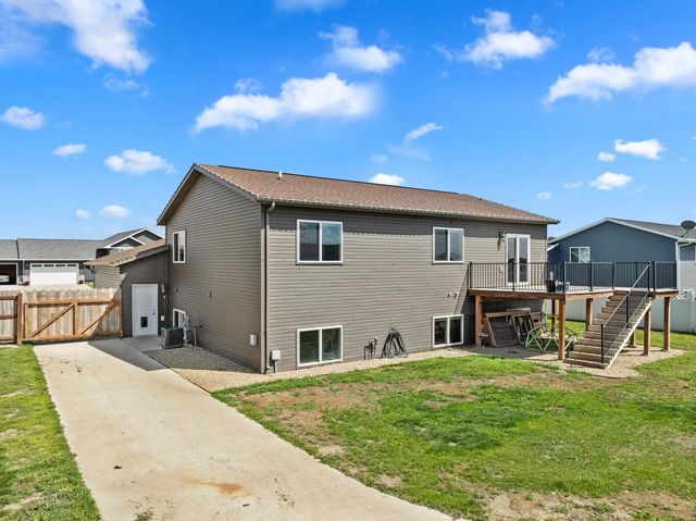 322 6th Ave SW, Surrey, ND 58785
