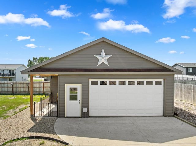 322 6th Ave SW, Surrey, ND 58785