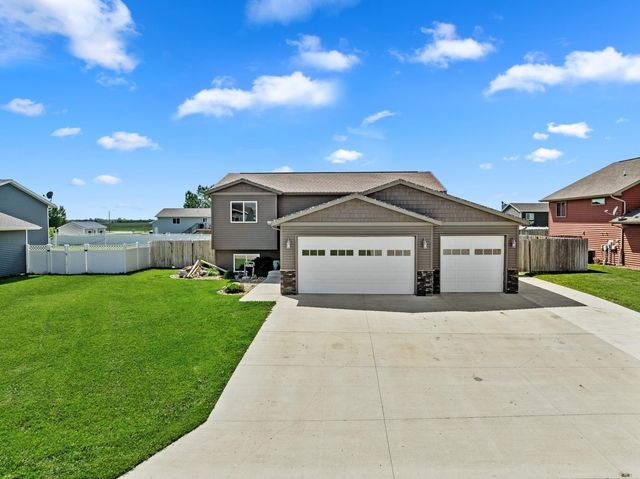 322 6th Ave SW, Surrey, ND 58785