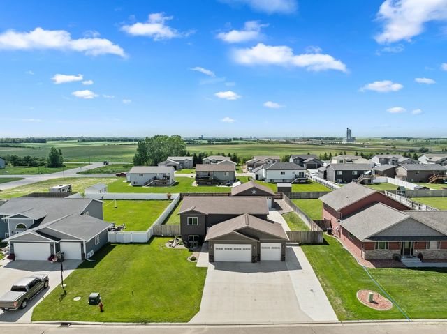 322 6th Ave SW, Surrey, ND 58785