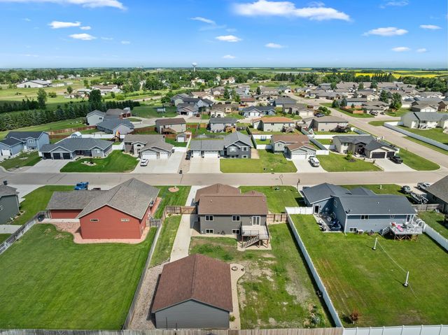 322 6th Ave SW, Surrey, ND 58785