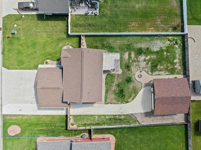 322 6th Ave SW, Surrey, ND 58785