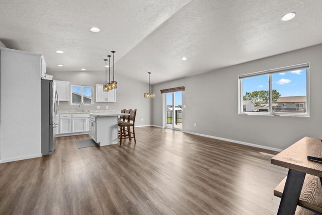 322 6th Ave SW, Surrey, ND 58785
