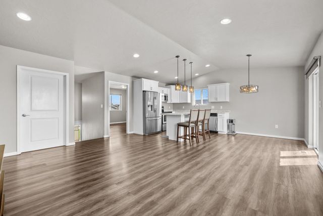322 6th Ave SW, Surrey, ND 58785