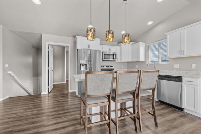 322 6th Ave SW, Surrey, ND 58785