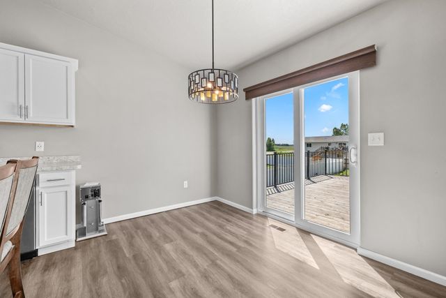 322 6th Ave SW, Surrey, ND 58785
