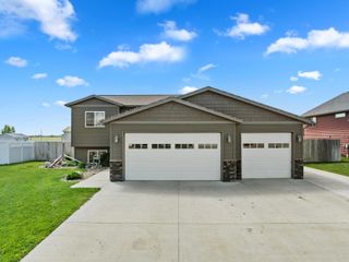 322 6th Ave SW, Surrey, ND 58785