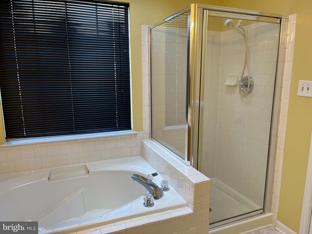 14636 STREAM POND DR, Centreville, VA 20120