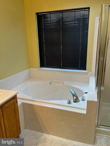 14636 STREAM POND DR, Centreville, VA 20120