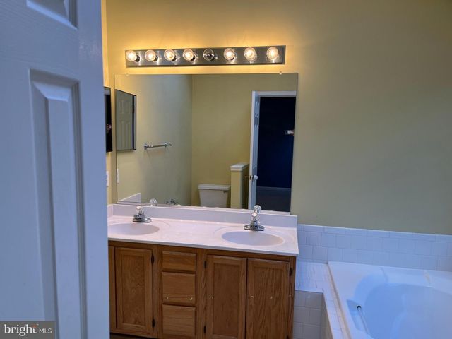 14636 STREAM POND DR, Centreville, VA 20120