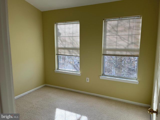 14636 STREAM POND DR, Centreville, VA 20120