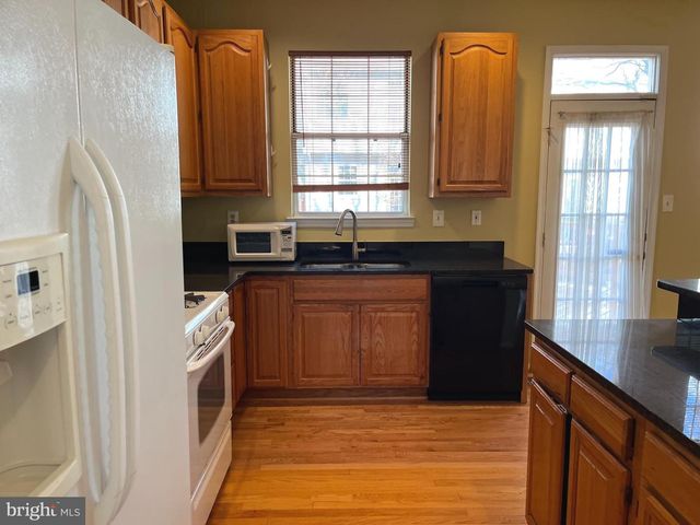14636 STREAM POND DR, Centreville, VA 20120