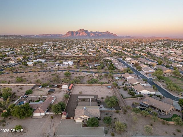 907 N MOUNTAIN Road, Mesa, AZ 85207