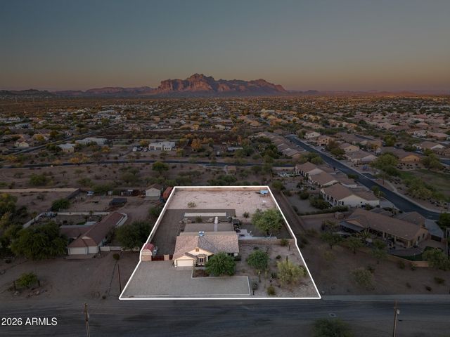 907 N MOUNTAIN Road, Mesa, AZ 85207