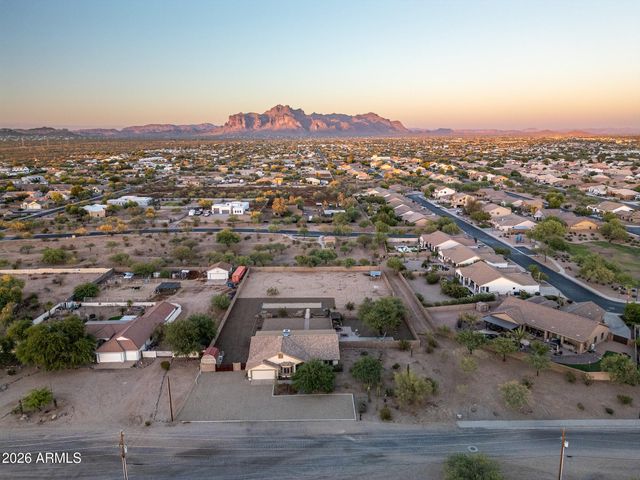 907 N MOUNTAIN Road, Mesa, AZ 85207