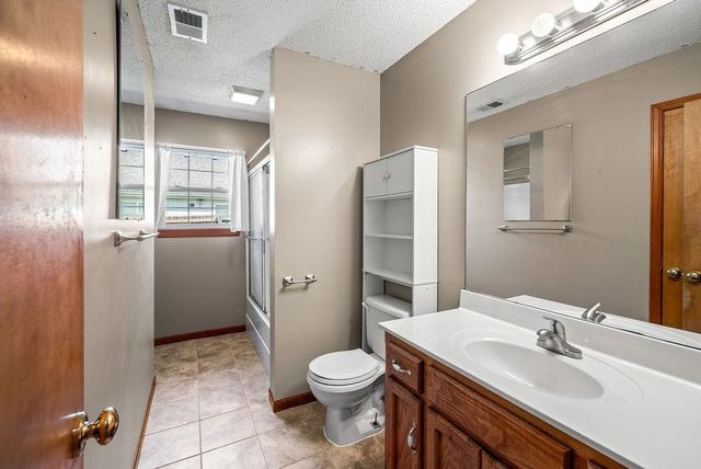 1044 Arrowhead Ridge, Independence, MO 64056