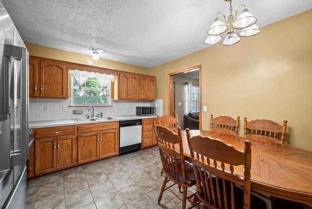 1044 Arrowhead Ridge, Independence, MO 64056