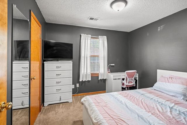 1044 Arrowhead Ridge, Independence, MO 64056