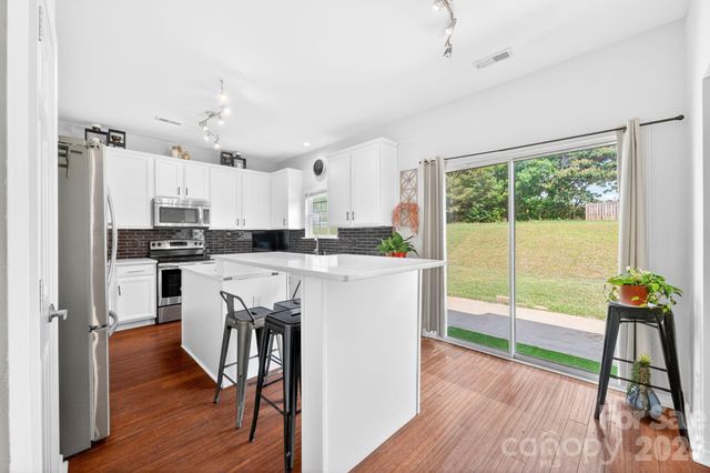 2508 OAKDALE CREEK Lane 17, Charlotte, NC 28216