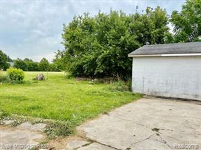 4469 S Saginaw Street, Burton, MI 48529