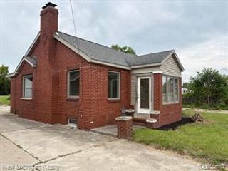 4469 S Saginaw Street, Burton, MI 48529