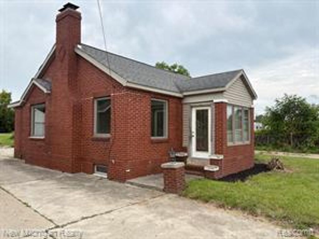 4469 S Saginaw Street, Burton, MI 48529