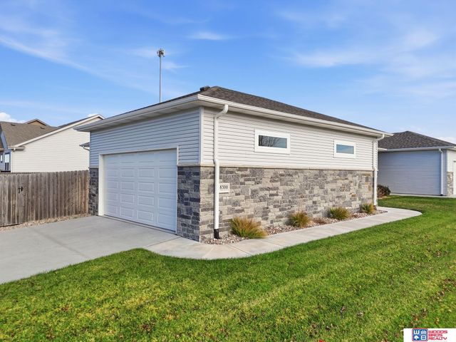 8300 Yankee Woods Drive, Lincoln, NE 68516