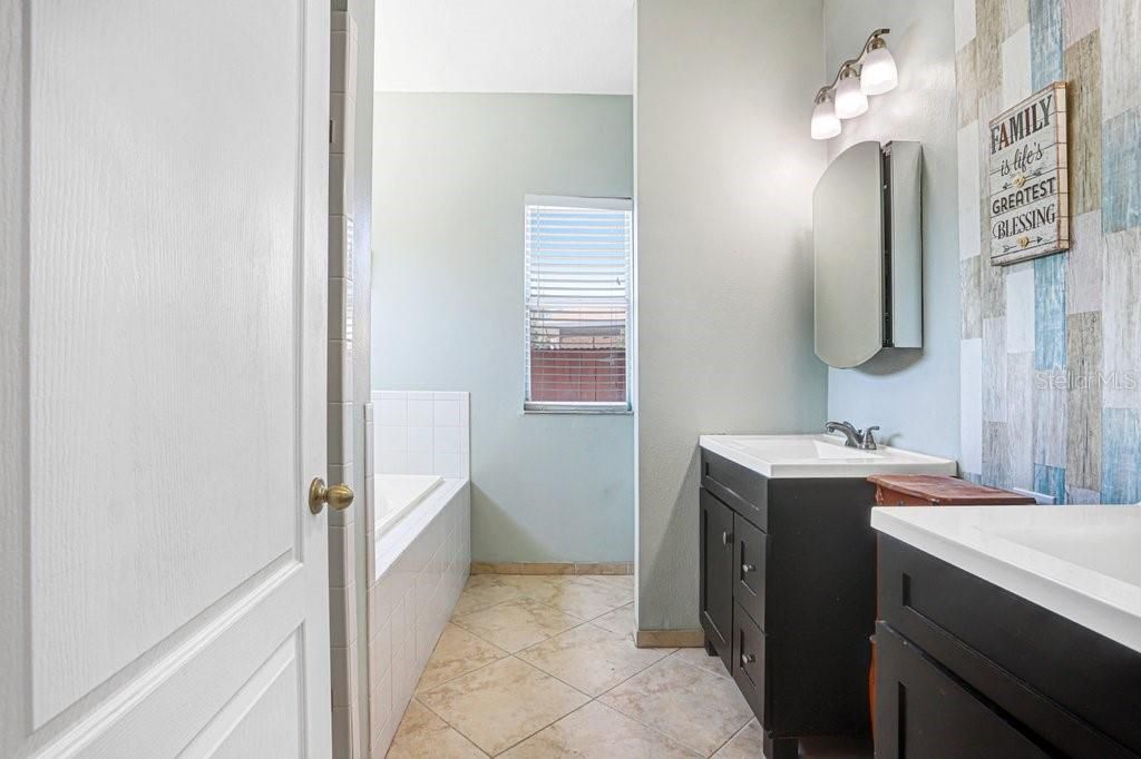 Image 17 of property listing at 6915 MONARCH PARK DRIVE, Apollo Beach, FL 33572