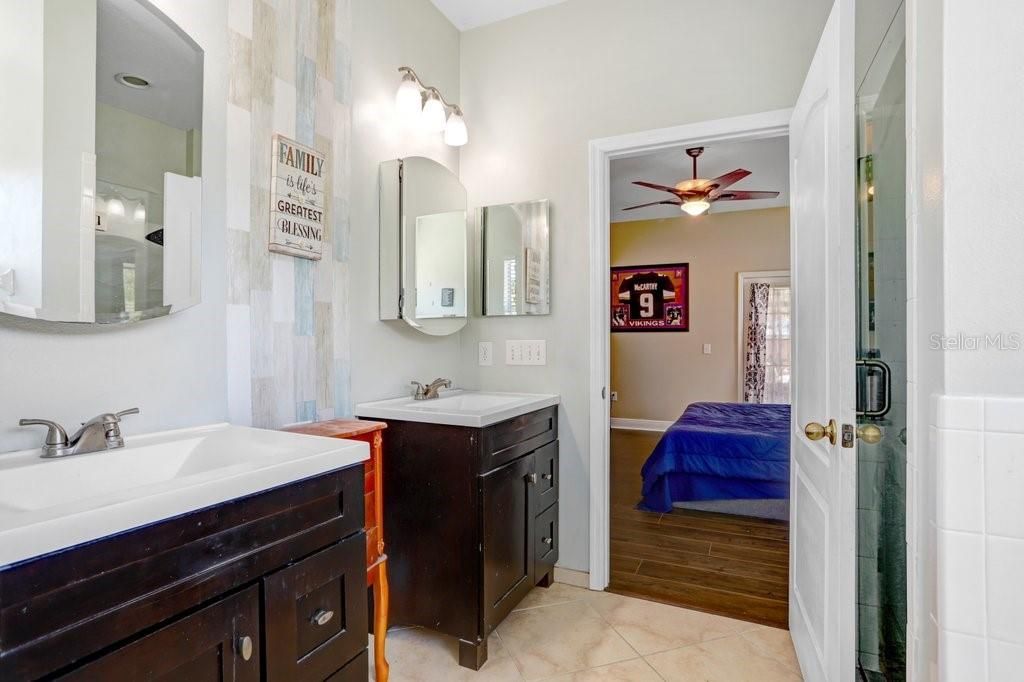 Image 18 of property listing at 6915 MONARCH PARK DRIVE, Apollo Beach, FL 33572