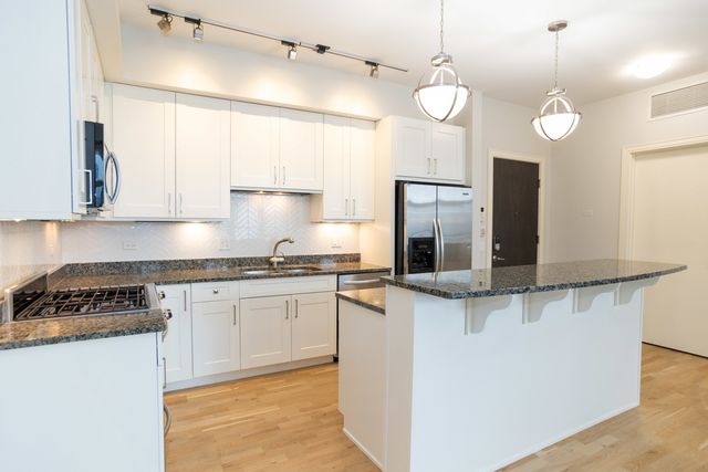 711 W GRAND Avenue 402, Chicago, IL 60654