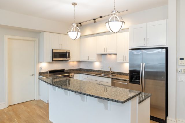 711 W GRAND Avenue 402, Chicago, IL 60654