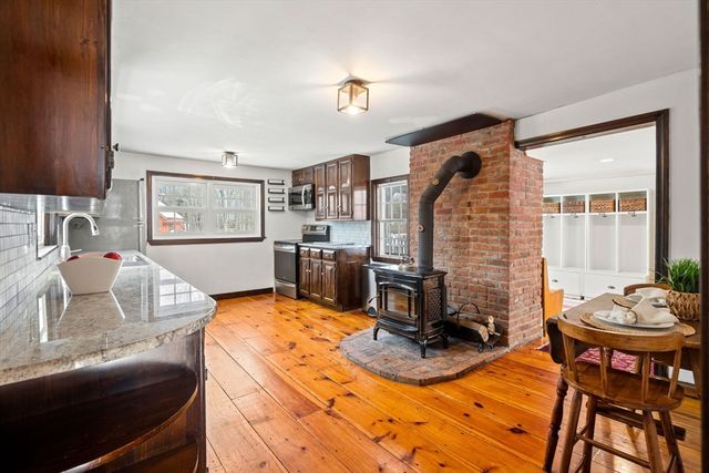 4 Thorndike St, Dunstable, MA 01827