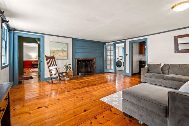 4 Thorndike St, Dunstable, MA 01827