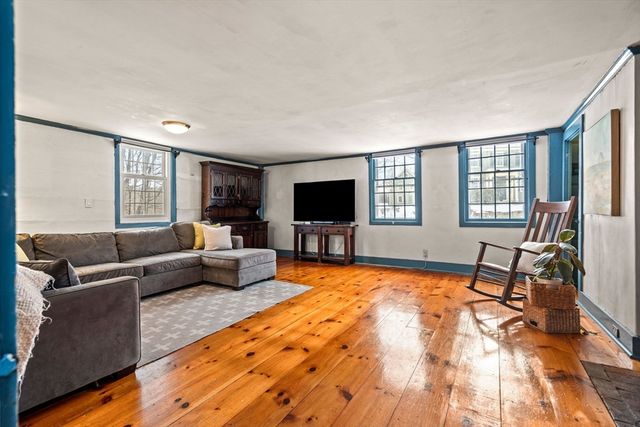 4 Thorndike St, Dunstable, MA 01827