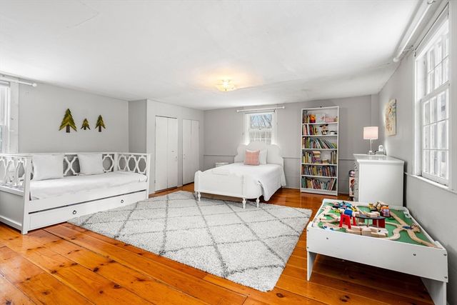 4 Thorndike St, Dunstable, MA 01827