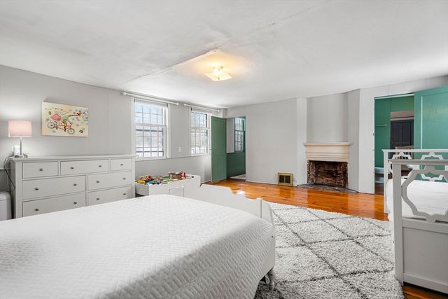 4 Thorndike St, Dunstable, MA 01827