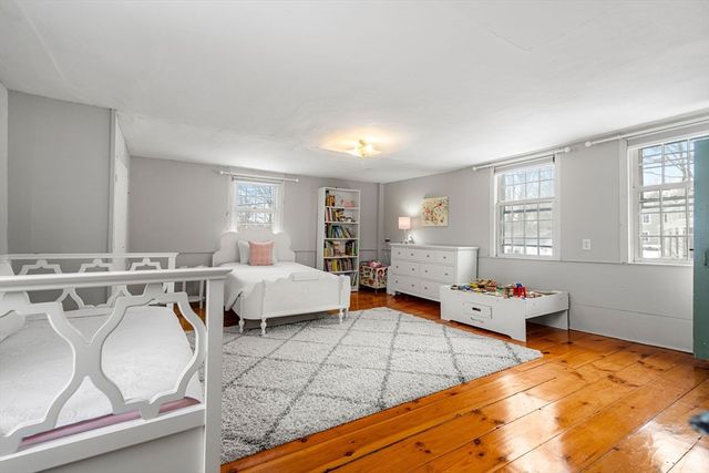 4 Thorndike St, Dunstable, MA 01827