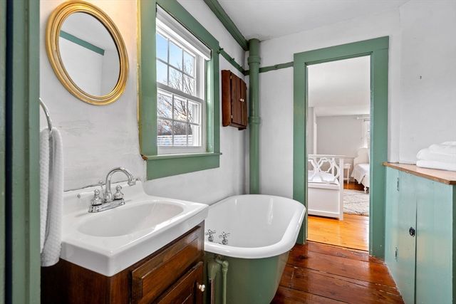 4 Thorndike St, Dunstable, MA 01827