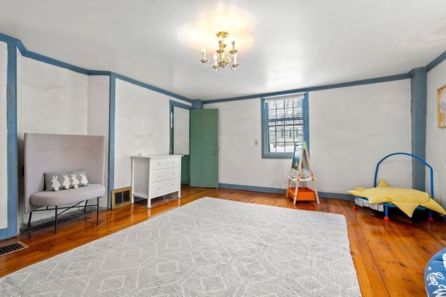 4 Thorndike St, Dunstable, MA 01827