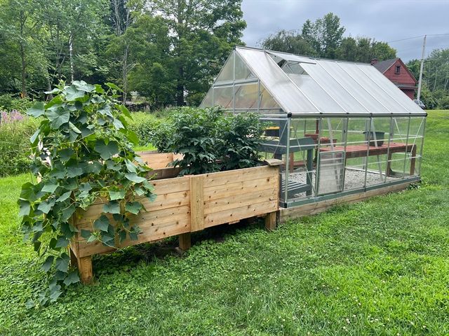 4 Thorndike St, Dunstable, MA 01827