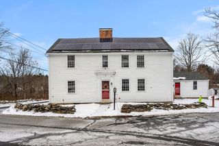 4 Thorndike St, Dunstable, MA 01827