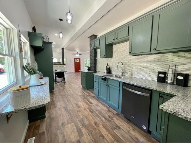 909 W 11th St N, Wichita, KS 67203