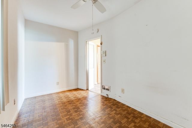 914 Woodlawn Ave, Linden City, NJ 07036