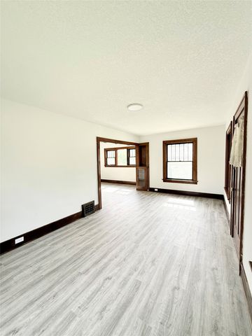 617 E Watrous Avenue, Des Moines, IA 50315