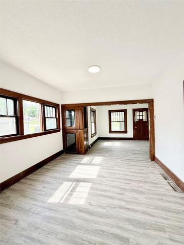 617 E Watrous Avenue, Des Moines, IA 50315