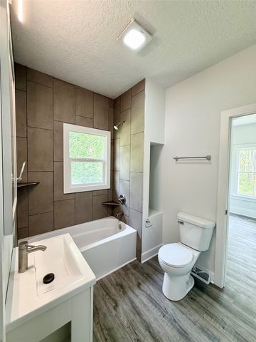 617 E Watrous Avenue, Des Moines, IA 50315