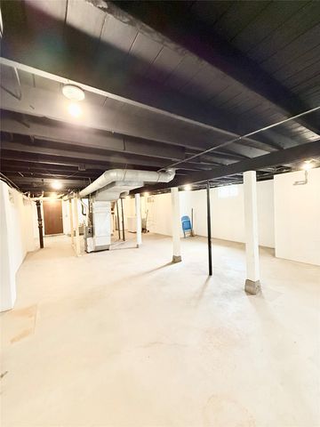 617 E Watrous Avenue, Des Moines, IA 50315